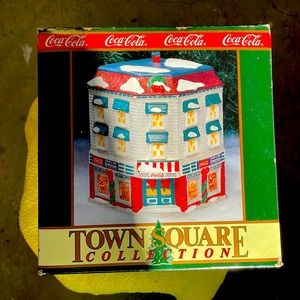 Vintage Coca Cola Town Square Collection ‘T. Taylors Emporium’ Xmas house.